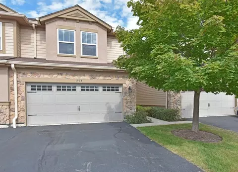1905 Crenshaw Cir, Vernon Hills, IL 60061