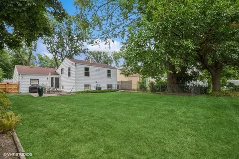 Exterior - 1052 Alfini Dr, Des Plaines, IL 60016 photo 4 of 5
