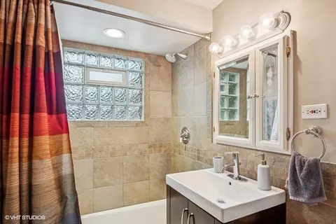 Bath - 1052 Alfini Dr, Des Plaines, IL 60016 photo 1 of 1