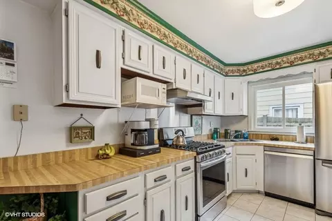 Kitchen - 1052 Alfini Dr, Des Plaines, IL 60016 photo 1 of 2