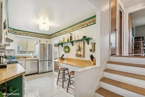 Kitchen - 1052 Alfini Dr, Des Plaines, IL 60016 photo 2 of 2