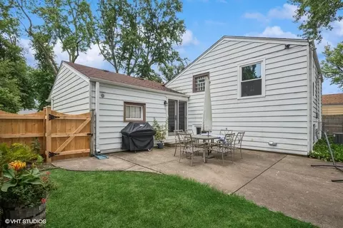 Exterior - 1052 Alfini Dr, Des Plaines, IL 60016 photo 2 of 5