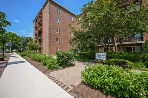 519 N Main St #5BN, Glen Ellyn, IL 60137