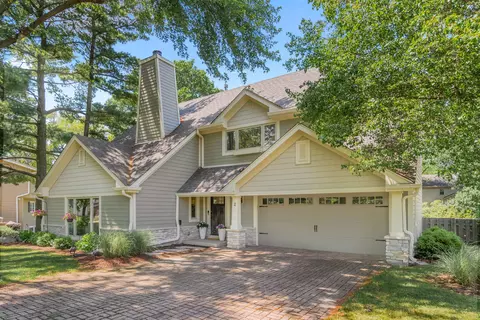 2 Cedar Gate Cir, Sugar Grove, IL 60554