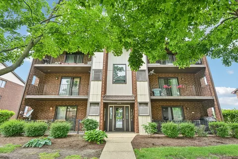 1221 Chalet Rd #101, Naperville, IL 60563