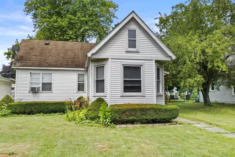 407 S Main St, Grant Park, IL 60940