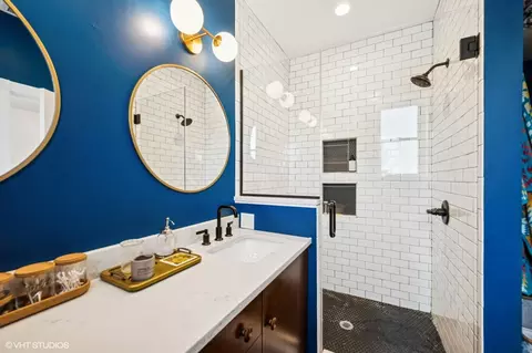 Bath - 3067 N Gresham Ave, Chicago, IL 60618 photo 3 of 5