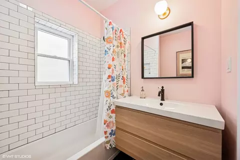 Bath - 3067 N Gresham Ave, Chicago, IL 60618 photo 4 of 5