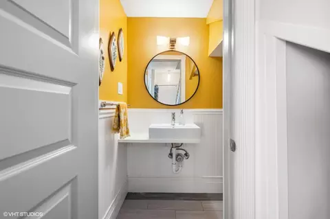 Bath - 3067 N Gresham Ave, Chicago, IL 60618 photo 1 of 5