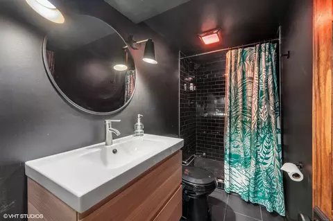 Bath - 3067 N Gresham Ave, Chicago, IL 60618 photo 5 of 5