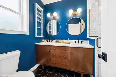 Bath - 3067 N Gresham Ave, Chicago, IL 60618 photo 2 of 5