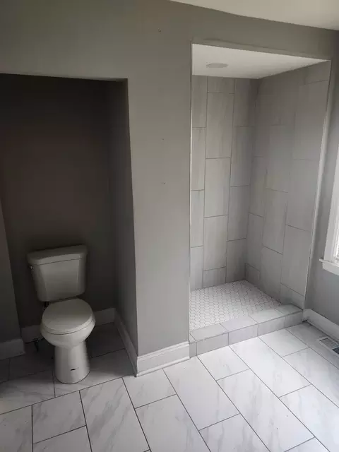 Bath - 9844 S Forest Ave, Chicago, IL 60628 photo 2 of 3