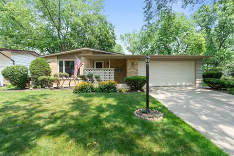 817 W Strieff Ln, Glenwood, IL 60425