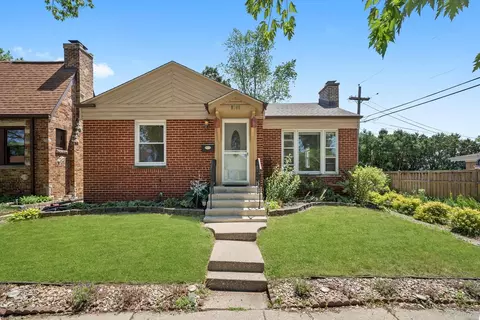 5145 Lee St, Skokie, IL 60077