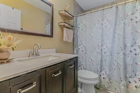 Bath - 374 Heine Ave, Elgin, IL 60123 photo 2 of 2