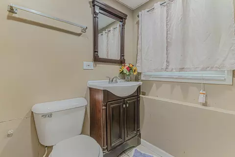 Bath - 374 Heine Ave, Elgin, IL 60123 photo 1 of 2