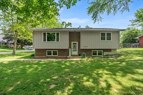 3202 Midway Dr, Island Lake, IL 60042