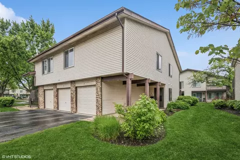 1340 Kingsbury Dr #2, Hanover Park, IL 60133