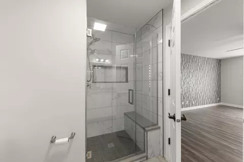 Bath - 992 Langtry Ct #D, Elgin, IL 60120 photo 2 of 3