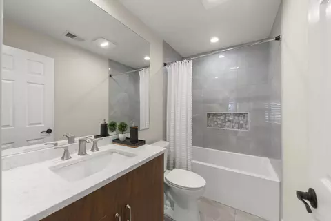Bath - 992 Langtry Ct #D, Elgin, IL 60120 photo 3 of 3