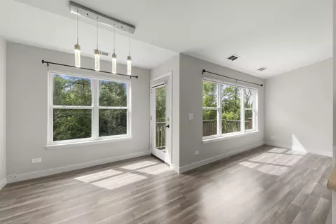 Living - 992 Langtry Ct #D, Elgin, IL 60120 photo 4 of 4