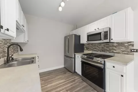 Kitchen - 992 Langtry Ct #D, Elgin, IL 60120 photo 3 of 3