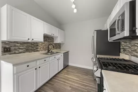 Kitchen - 992 Langtry Ct #D, Elgin, IL 60120 photo 2 of 3