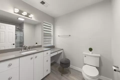Bath - 992 Langtry Ct #D, Elgin, IL 60120 photo 1 of 3