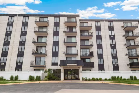 9737 N Fox Glen Dr #5C, Niles, IL 60714