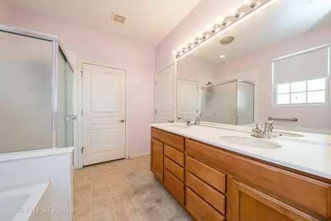 Bath - 2835 Cascade Falls Cir, Elgin, IL 60124 photo 5 of 6