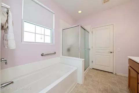 Bath - 2835 Cascade Falls Cir, Elgin, IL 60124 photo 4 of 6