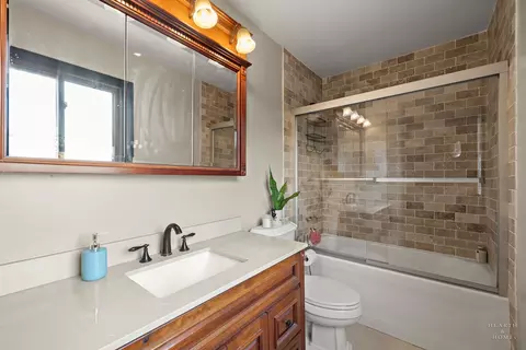 Bath - 724 Cimarron Dr, Cary, IL 60013 photo 2 of 4