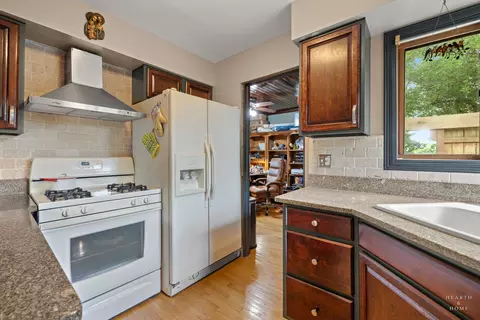 Kitchen - 724 Cimarron Dr, Cary, IL 60013 photo 2 of 3