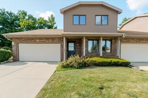 141 Manor Cir, Bloomington, IL 61704
