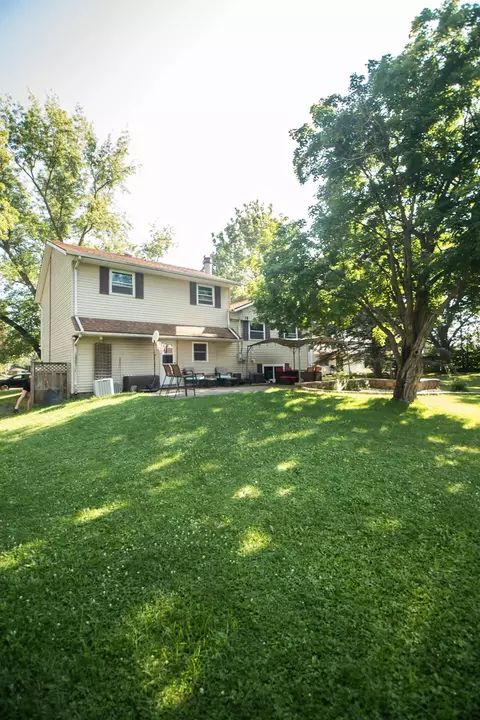 Exterior - 501 Heather Ln, Dixon, IL 61021 photo 4 of 8