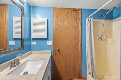 Bath - 893 Millcreek Cir, Elgin, IL 60123 photo 5 of 5