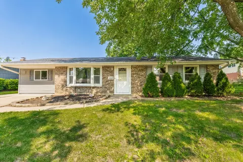 100 Patricia Dr, Schaumburg, IL 60193