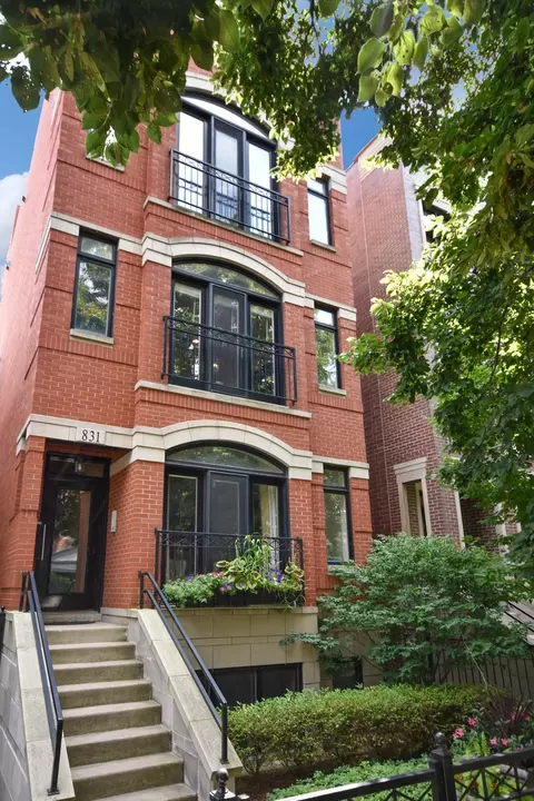 831 W George St #2, Chicago, IL 60657