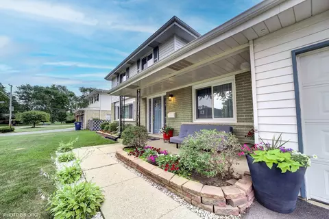 445 Kinkaid Ct, Des Plaines, IL 60016 photo 2
