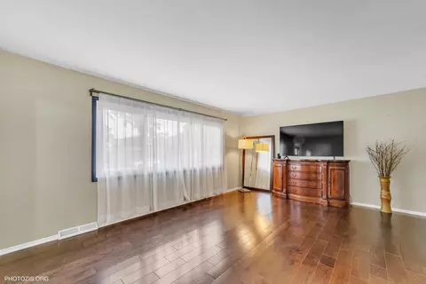 445 Kinkaid Ct, Des Plaines, IL 60016 photo 3