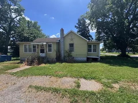 203 N Center St, Colfax, IL 61728