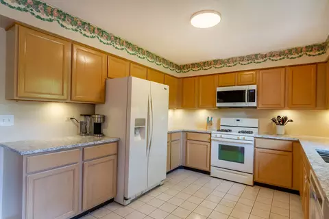 Kitchen - 534 Philip Dr, Bartlett, IL 60103 photo 2 of 2