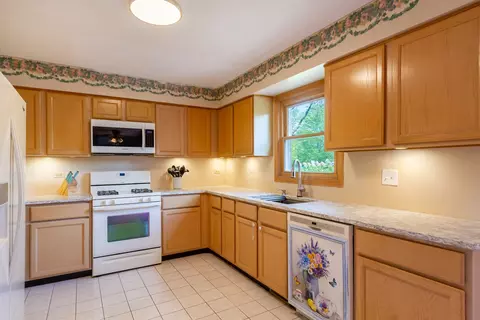 Kitchen - 534 Philip Dr, Bartlett, IL 60103 photo 1 of 2