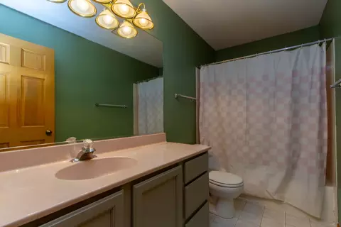Bath - 534 Philip Dr, Bartlett, IL 60103 photo 4 of 4
