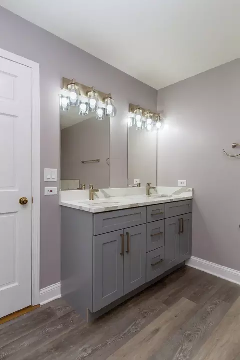 Bath - 534 Philip Dr, Bartlett, IL 60103 photo 2 of 4