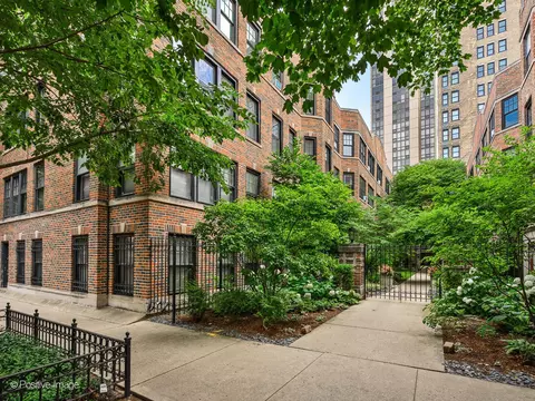 2319 N Commonwealth Ave #2E, Chicago, IL 60614