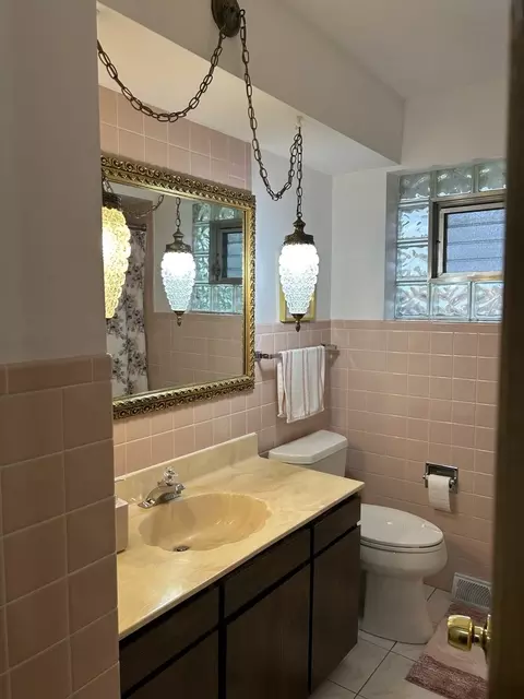 Bath - 9362 Clancy Dr, Des Plaines, IL 60016 photo 1 of 4