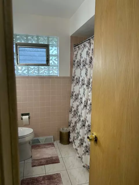 Bath - 9362 Clancy Dr, Des Plaines, IL 60016 photo 2 of 4