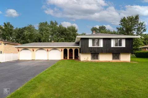 7 S S261 S River Rd, Naperville, IL 60540