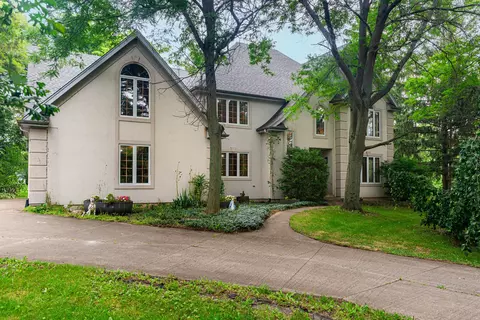 21210 W Lakeview Pkwy, Mundelein, IL 60060